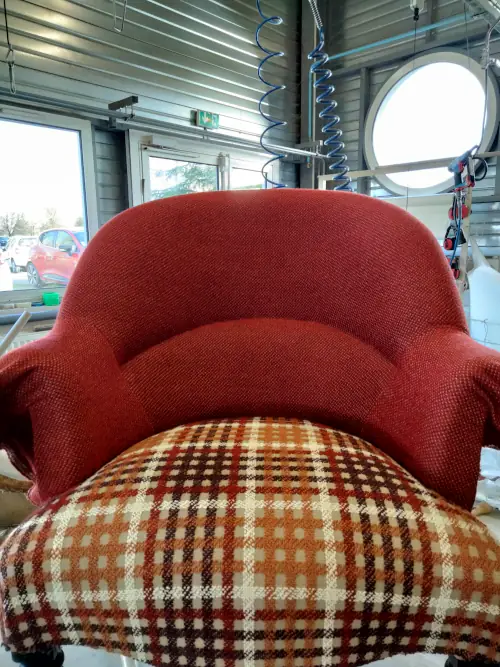 Fauteuil crapaud en cours de réfection