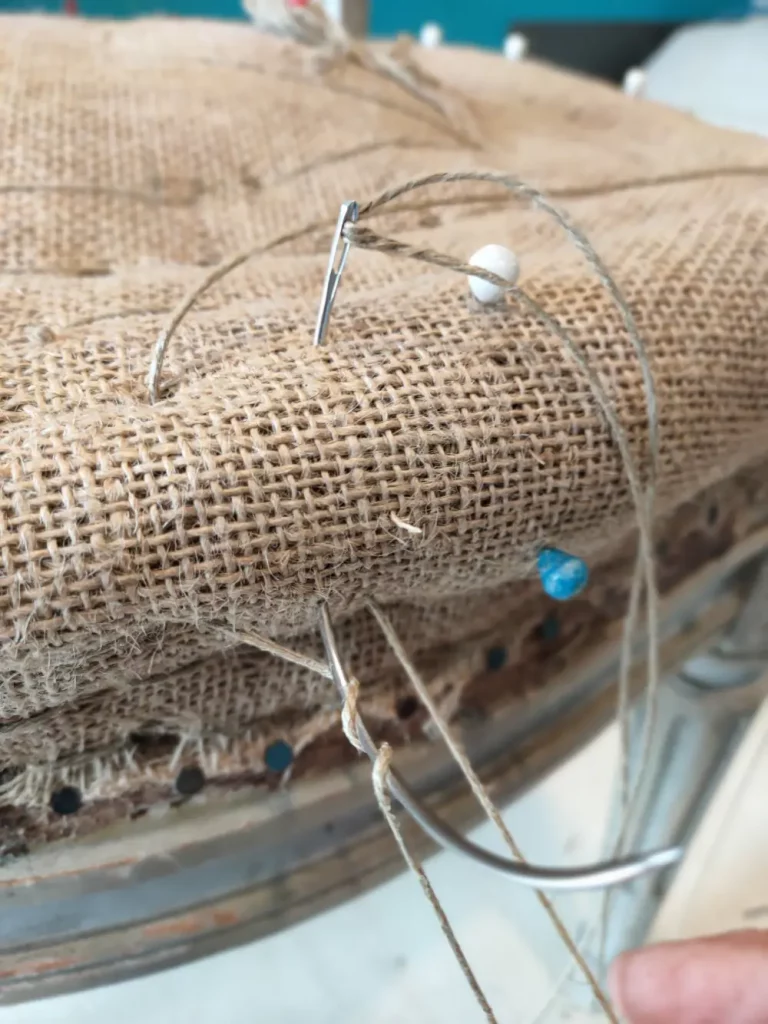 Tapisserie en siège traditionnelle à Saint hilaire des loges