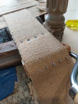 Sanglage d'un fauteuil Louis XVI, atelier de Saint Hilaire des Loges